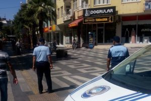 Zabıta ekipleri denetimlerini s&uuml;rd&uuml;r&uuml;yor