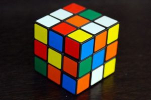 Rubik k&uuml;pleri bir dakikadan az s&uuml;rede &ccedil;&ouml;zebilen algoritma geliştirildi