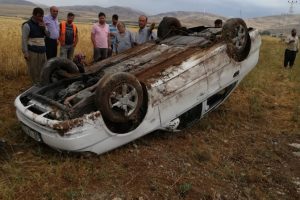&Ccedil;ukura d&uuml;şmemek i&ccedil;in direksiyonu kırınca takla attılar