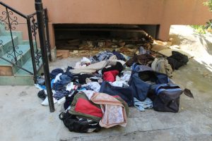 Balkon altına bırakılan &ccedil;antalar polisi alarma ge&ccedil;irdi