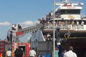 &Ccedil;anakkale Boğazı'nda sefer yapan feribotta yangın