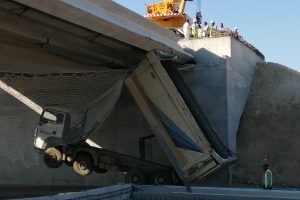 Damperi a&ccedil;ık kalan kamyon viyad&uuml;ğe &ccedil;arptı: 1 yaralı