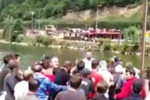 Uzung&ouml;l'de "K&uuml;rdistan" yazılı atkıyla fotoğraf &ccedil;ektiren turistlere sınır dışı