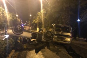 Kamyonet park halindeki ara&ccedil;lara &ccedil;arptı: 1 yaralı