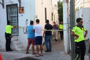 Parf&uuml;m şişesi bomba gibi patladı, ekipler alarma ge&ccedil;ti