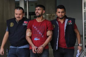 Polise ateş a&ccedil;an zanlı tutuklandı