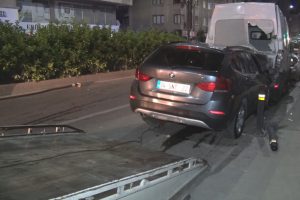 Kontrolden &ccedil;ıkan cip minib&uuml;se &ccedil;arptı