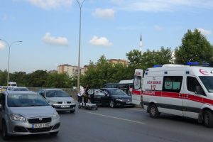 Kontrolden &ccedil;ıkan ara&ccedil; beton bariyerlere &ccedil;arptı