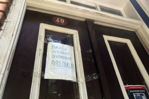 Fotoğraf &ccedil;ektiren gelin-damatlar ev sahibini canından bezdirdi