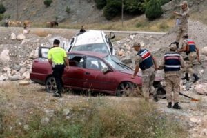 Cenaze yolunda trafik kazası: 1 &ouml;l&uuml;, 6 yaralı