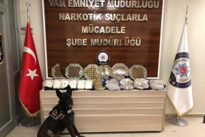 Otomobildeki dama tahtaları arasından uyuşturucu &ccedil;ıktı