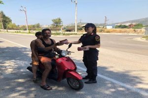 Kasksız motosiklet s&uuml;r&uuml;c&uuml;lerine ceza bu sefer havadan geldi