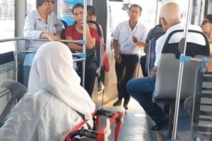 Yaşlı teyzenin şof&ouml;re engelli rampası sitemi sosyal medyayı salladı