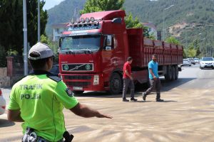 TIR'ın yakıt deposuna mazgal demiri saplandı