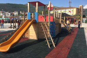 Bursa Gemlik &ccedil;ocuk parkında taş zemin kau&ccedil;uk kaplandı