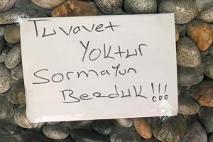 Turistik k&ouml;ydeki tabela şok etti