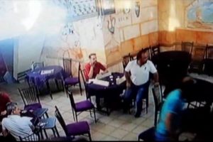 Tartıştığı ağabeyini kahvede bı&ccedil;akladı! Film gibi izlediler