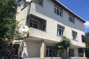 40 yıllık evinin boşaltıldığını g&ouml;ren yaşlı kadın fenalık ge&ccedil;irdi