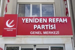 Boşaltılan Saadet Partisi binasına Yeniden Refah Partisi tabelasını astı