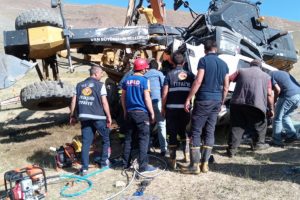 İş makinesi y&uuml;kl&uuml; tır şarampole yuvarlandı
