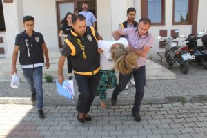 Sahte kimlikle hırsızlık yaparken yakalandılar