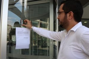 Antalya B&uuml;y&uuml;kşehir Belediyesi'ne grev ilanı asıldı