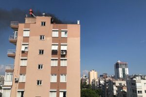 10 katlı apartmanın &ccedil;atı katında yangın