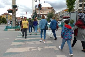Kırmızı ışıkta ge&ccedil;en yayalara ceza