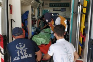 Kayalıklardan denize d&uuml;şen kızı vatandaşlar kurtardı