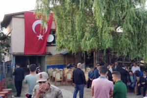 Şehit binbaşının emekli baş&ccedil;avuş babası R&uuml;şt&uuml; Akkuş: "B&uuml;t&uuml;n &ccedil;ocuklarım vatana feda olsun"