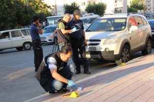 İş yerinin &ouml;n&uuml;nde silahlı saldırıya uğradı