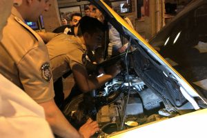 Bursa'da bek&ccedil;iler ve vatandaş arabanın motoruna sıkışan kedi i&ccedil;in seferber oldu