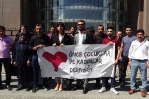 Eşini ve kayınbiraderini &ouml;ld&uuml;ren zanlının yargılanmasına başlandı