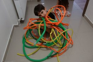 Ne oyuncak ne araba onun tek merakı hortumlar