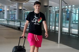 Eljif Elmas bavulunu topladı, arkadaşlarıyla vedalaştı