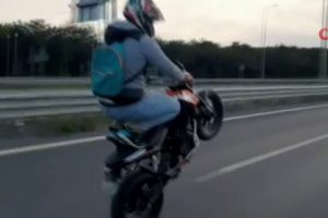 Motosikletlinin tek teker ter&ouml;r&uuml; kamerada
