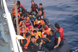 Ayvalık'ta 40 d&uuml;zensiz g&ouml;&ccedil;men yakalandı