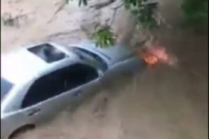 L&uuml;ks otomobilin sel sularında s&uuml;r&uuml;klendiği anlar kamerada