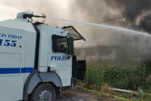 Mağaza yangınını s&ouml;nd&uuml;rme &ccedil;alışmasına TOMA'lar da destek verdi