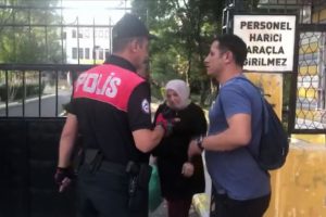 Otomobilini arayan s&uuml;r&uuml;c&uuml; okul bah&ccedil;esinde mahsur kaldı