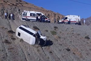 Elazığ'da yolcu minib&uuml;s&uuml; devrildi: 4 yaralı