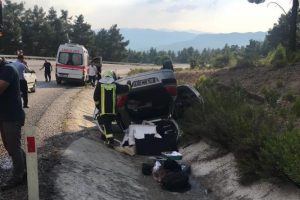 Kontrolden &ccedil;ıkan otomobil şarampole devrildi: 2 yaralı