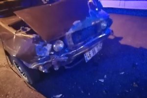 Servisle otomobilin &ccedil;arpıştığı kazada iki kişi yaralandı