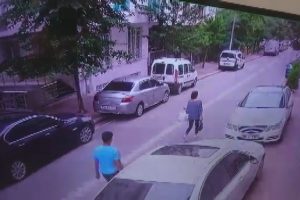 Sokakta y&uuml;r&uuml;yen kadının telefonunu b&ouml;yle &ccedil;aldı