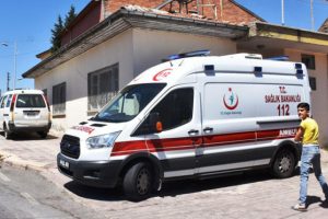 10 &ccedil;ocuk babası, avluda  canında kıydı