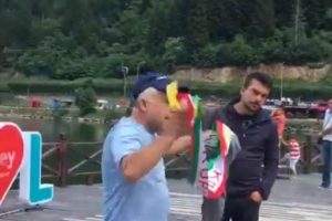 IKBY bayrağı a&ccedil;an turistlere tepki g&ouml;stermişti... Soruşturma başlatıldı