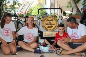 4 kişilik aile, bisikletleriyle Marmaris-G&ouml;beklitepe yolunda