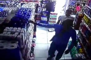 Şampuan ve &ccedil;orap &ccedil;alan ş&uuml;phelilere market sahibinden dayak