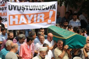 Cenazede pankartlı tepki!