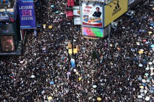Hong Kong'da halk yeniden sokaklarda